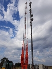 Toren van telecommunicatie de Staal Gegalvaniseerde Guyed met Steunen en Bliksemafleider