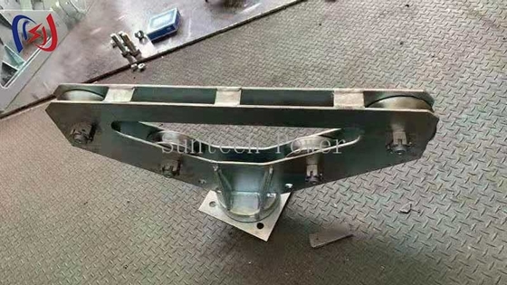 Zware werkzaamheden, met binnenhangende rooster, voor de bouw van zendtorens