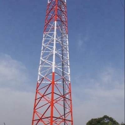 De eerste Hoekige die 10meter-Toren van het Telecommunicatiestaal met Luchtvaartlicht wordt gegalvaniseerd