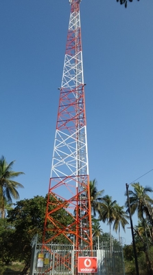 Drie Legged Hoekige 33KV Toren van het Telecommunicatiestaal met Antenne & Mw-Steunen